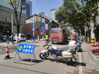 助力城区道路施工 松滋交警全力疏堵保畅 优化道路机动车通行效率