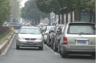 机动车逆行 交通法规的严惩与安全警示
